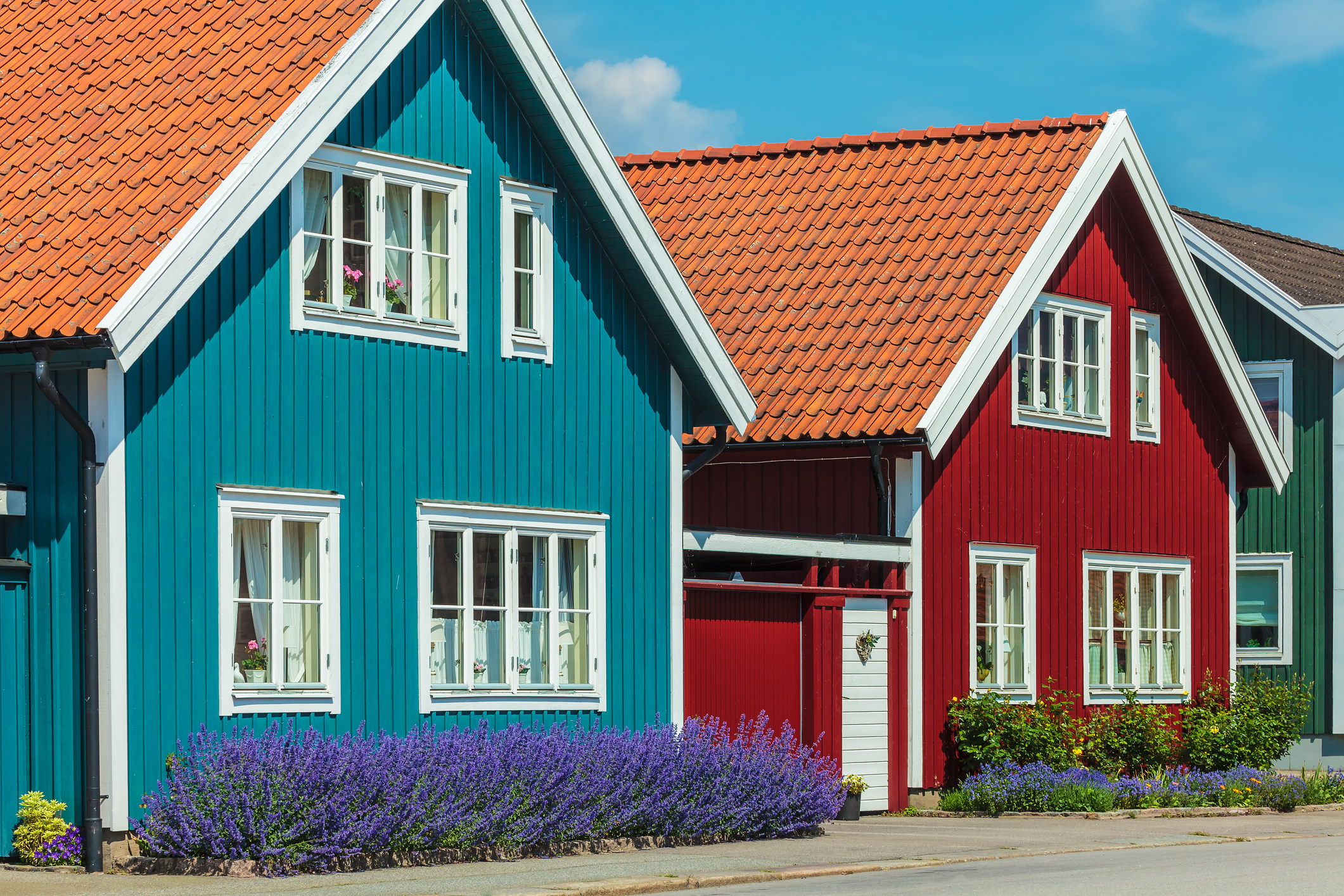 Två trähus med tegeltak